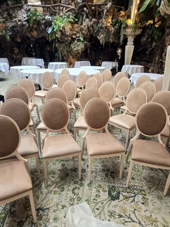 Salle du Chapon Fin et ses chaises médaillon