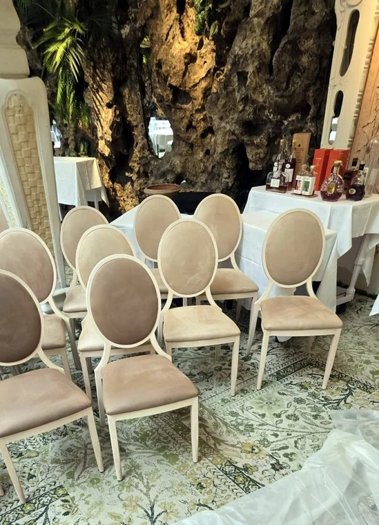 Rangées de chaises nettoyées
