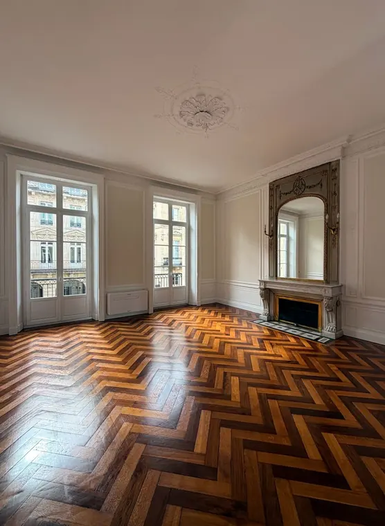 Salon haussmannien après un nettoyage de fin de chantier à Bordeaux