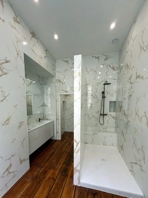 Salle de bain en marbre nettoyée après travaux