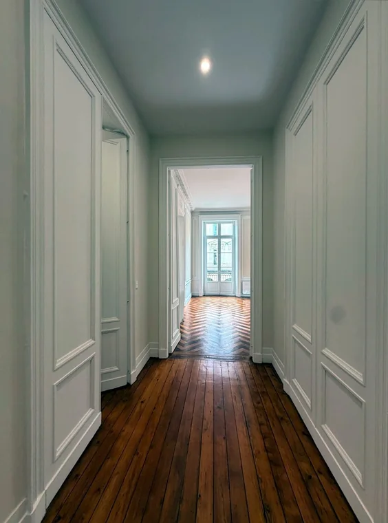 Couloir et parquet d'un appartement bordelais après nettoyage