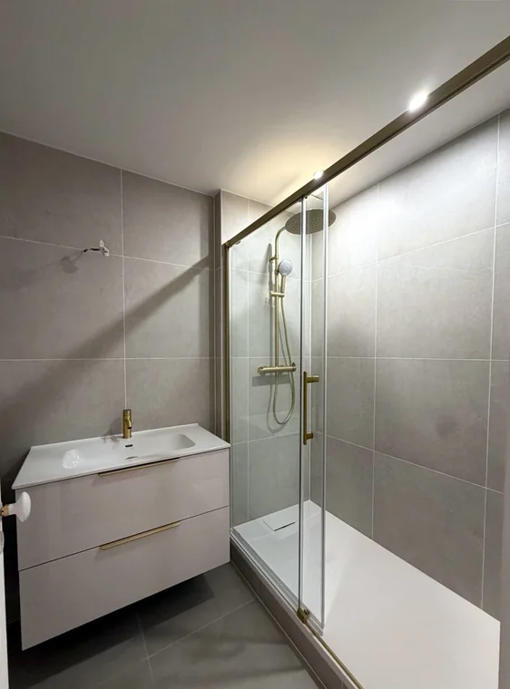 Salle d'eau avec douche à l'italienne nettoyée
