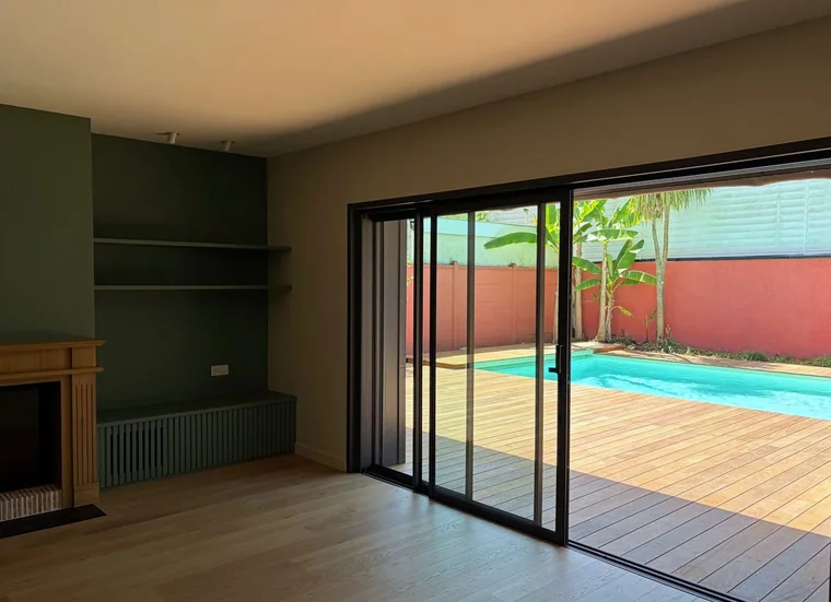 Séjour ouvert sur la piscine, nettoyé après travaux