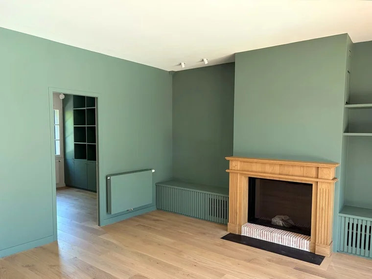 Salon avec cheminée nettoyé après rénovation