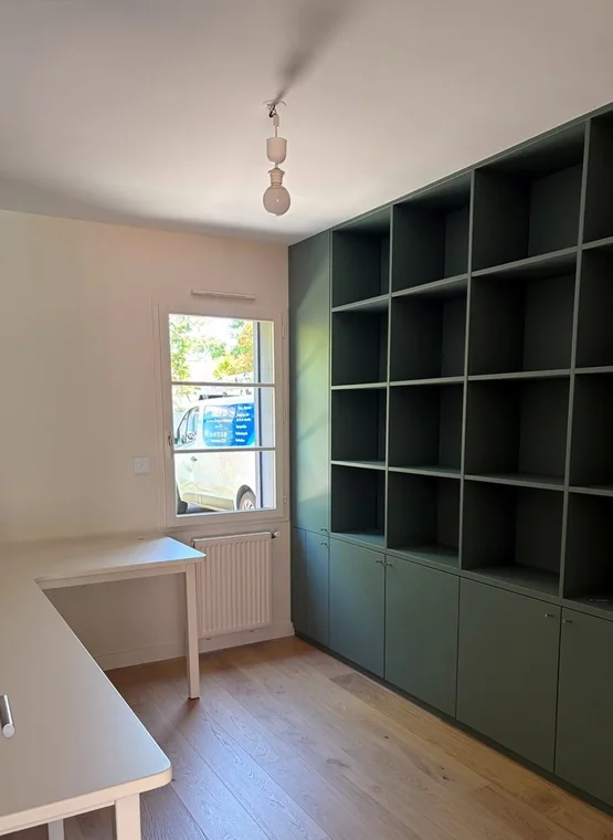 Bureau et bibliothèque sur mesure nettoyés