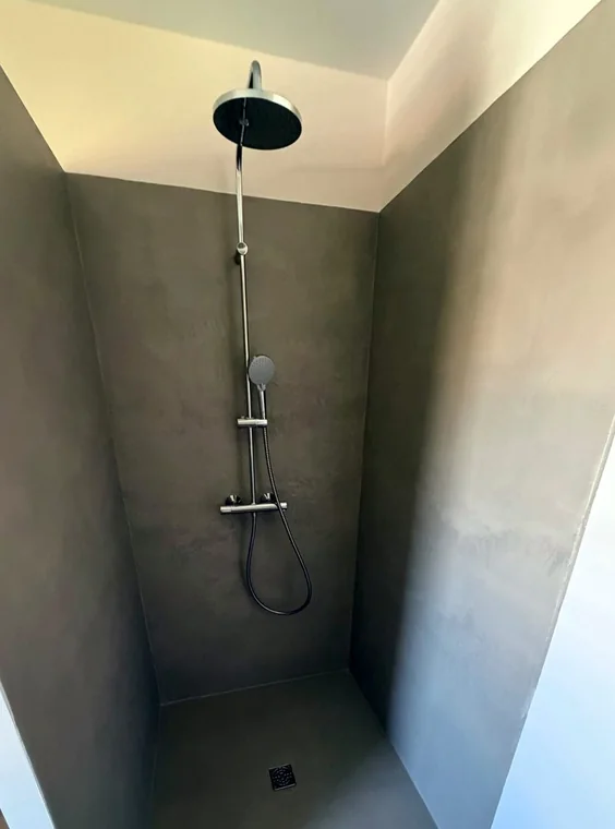 Douche à l'italienne nettoyée