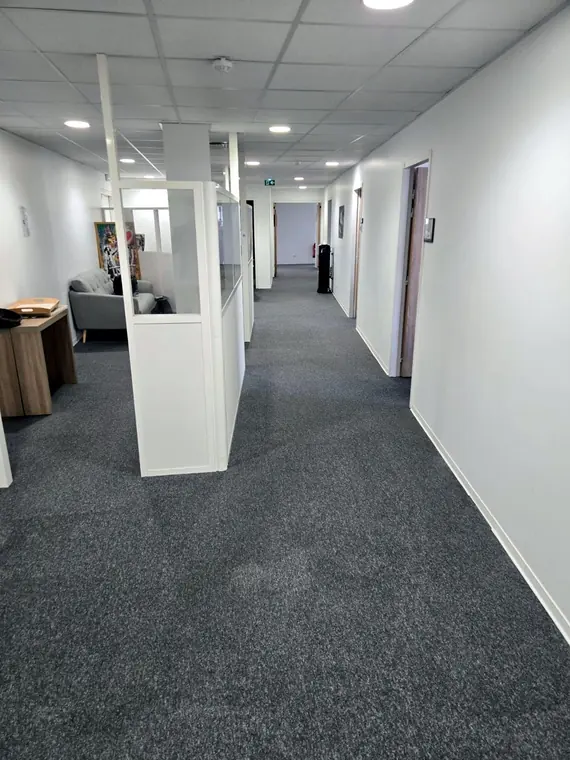 Couloir de bureaux entretenu par AMEN 33