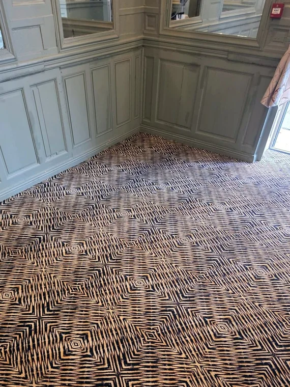 Moquette à motifs du restaurant Le Ballion après nettoyage