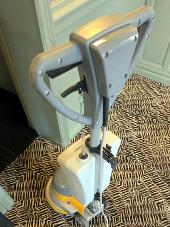 Machine de nettoyage sur la moquette du Ballion