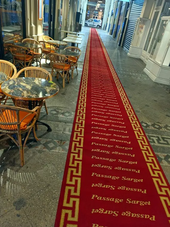 Le tapis rouge du Passage Sarget après le nettoyage quotidien