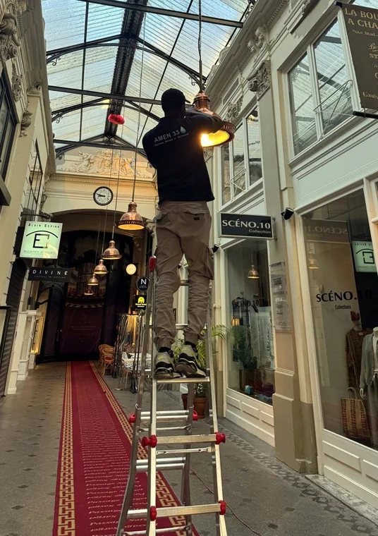 Entretien des lustres du Passage Sarget