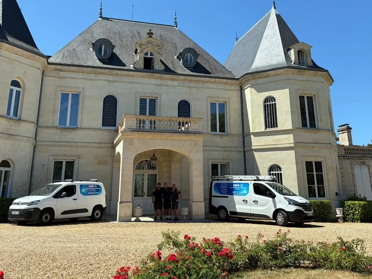 Véhicules AMEN 33 devant un château à Bouliac