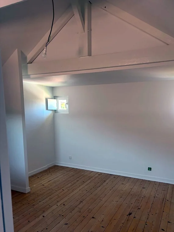 Pièce de la villa nettoyée après peinture