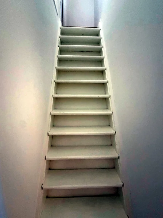 Escalier de la villa nettoyé après chantier
