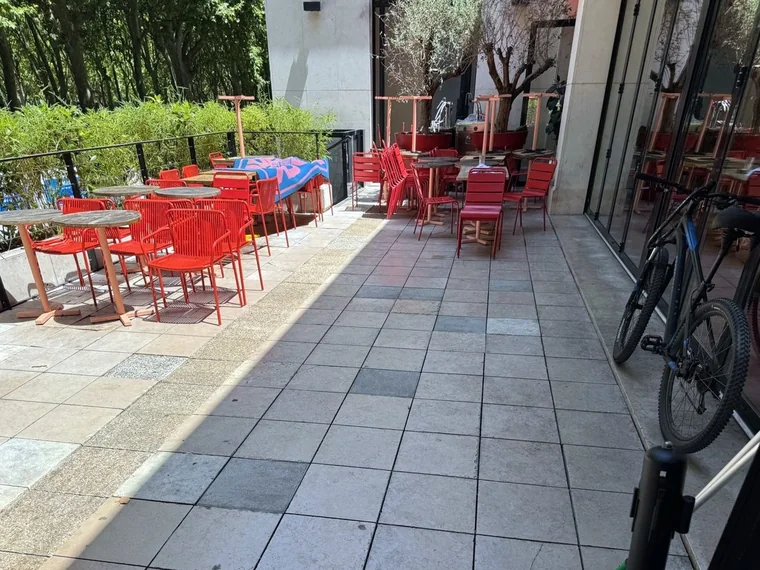 Terrasse du restaurant après nettoyage des sols