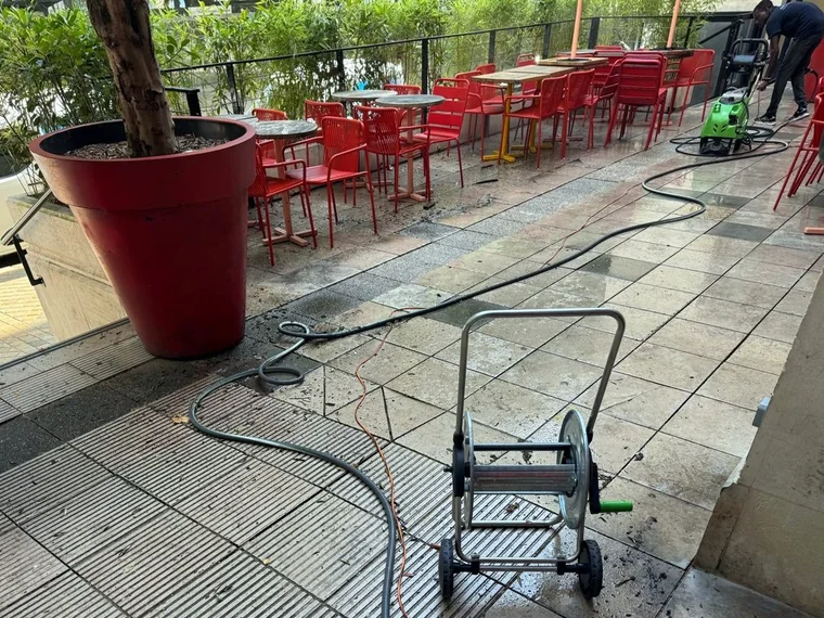 Nettoyage de la terrasse au matériel haute pression