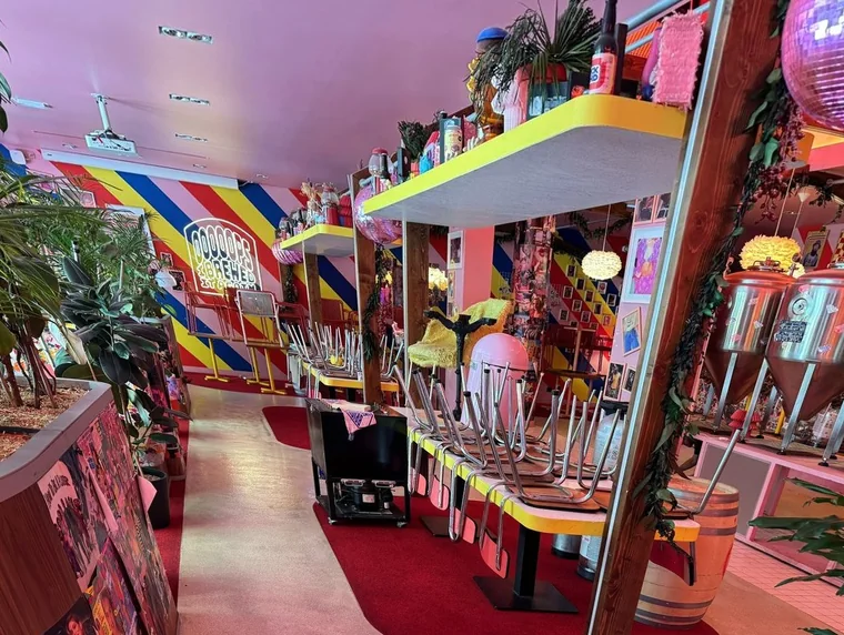 Salle colorée du restaurant après nettoyage