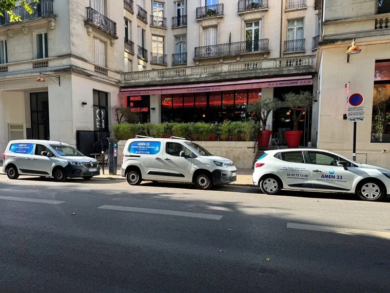 Salle du restaurant prête pour le service