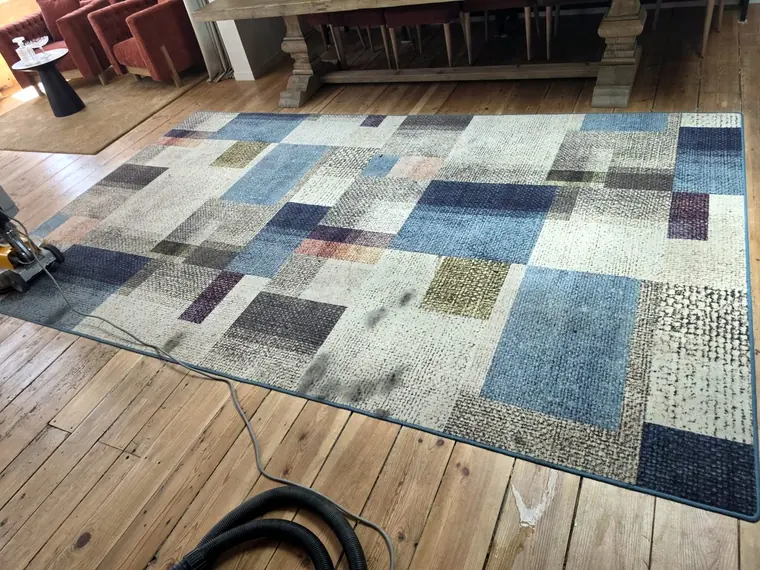 Grand tapis du restaurant Racines après nettoyage