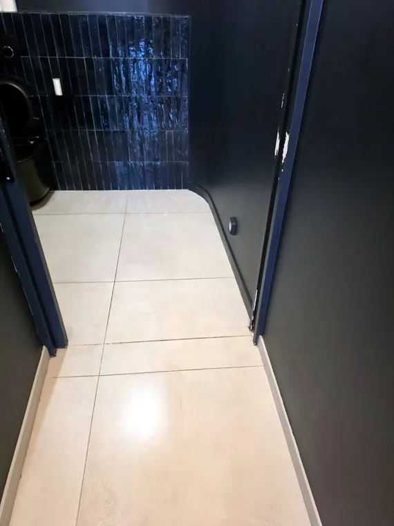 Carrelage de l'entrée nettoyé