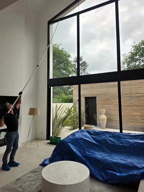 Nettoyage intérieur des vitres en hauteur, mobilier protégé