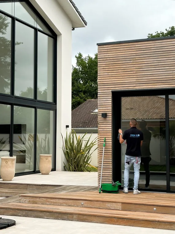 Façade vitrée d'une villa contemporaine après nettoyage