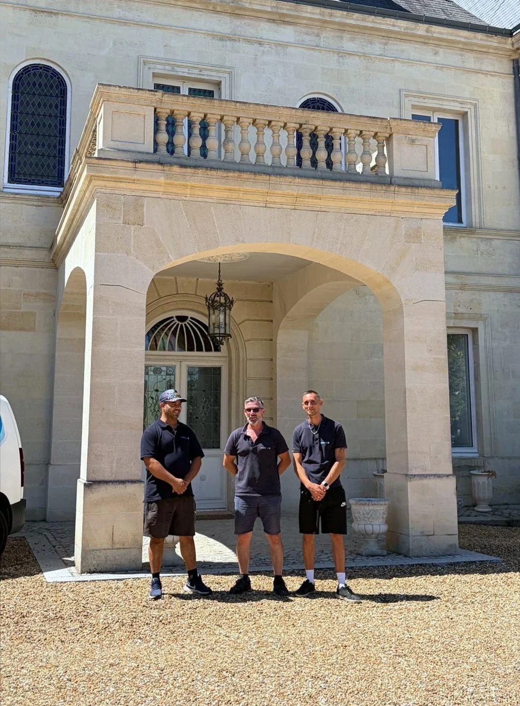 L'équipe AMEN 33 devant un château à Bouliac
