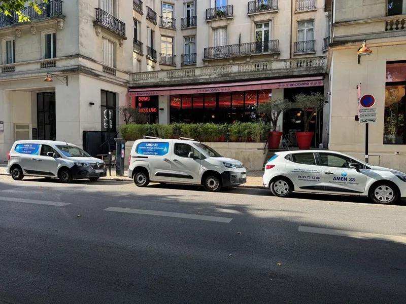 Trois véhicules AMEN 33 stationnés devant un restaurant client à Bordeaux
