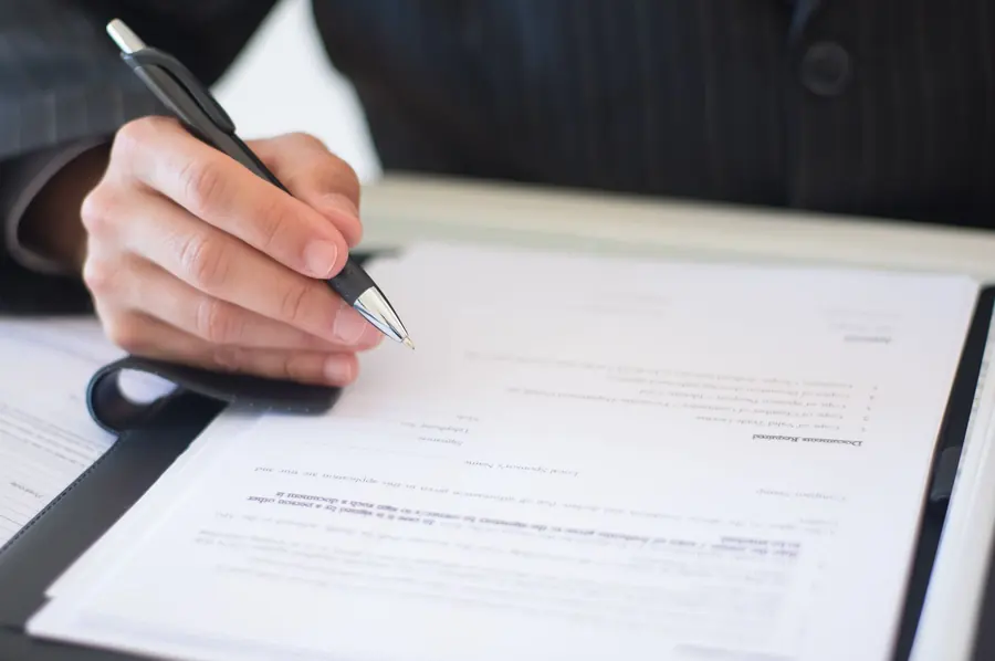 Main signant un document
