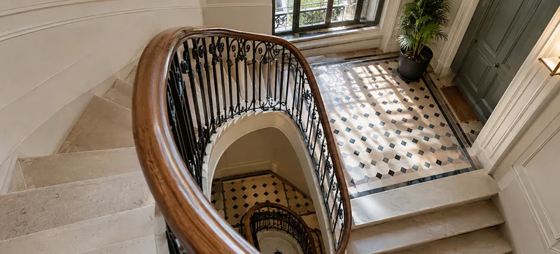 Cage d'escalier en pierre blonde d'un immeuble bordelais
