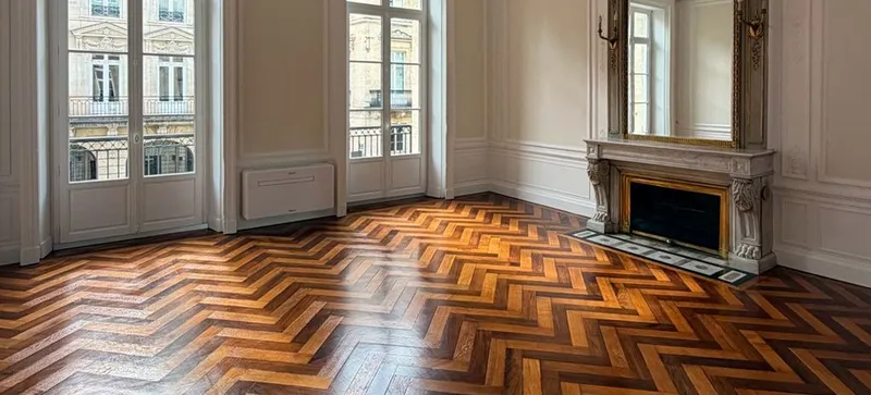 Salon haussmannien après un nettoyage de fin de chantier à Bordeaux