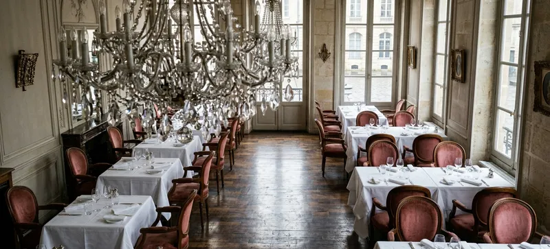 Chaises en velours et lustre en cristal d'un restaurant