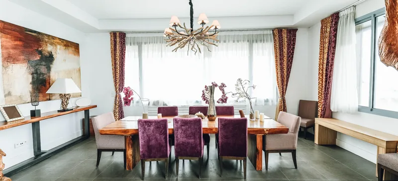 Mobilier, stores et lustres