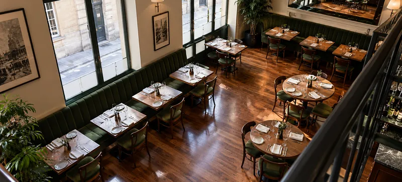 Salle de restaurant à Bordeaux prête pour le service