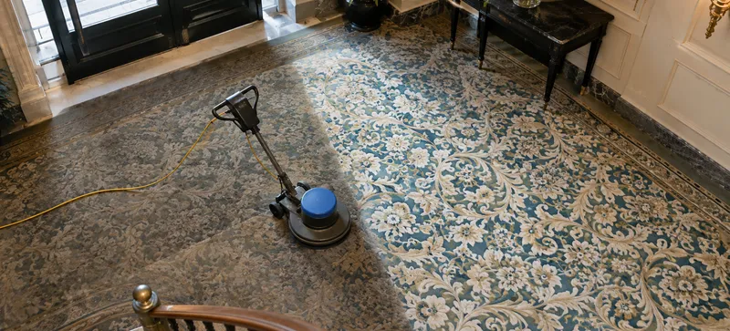 Nettoyage d'une moquette d'hôtel à la monobrosse