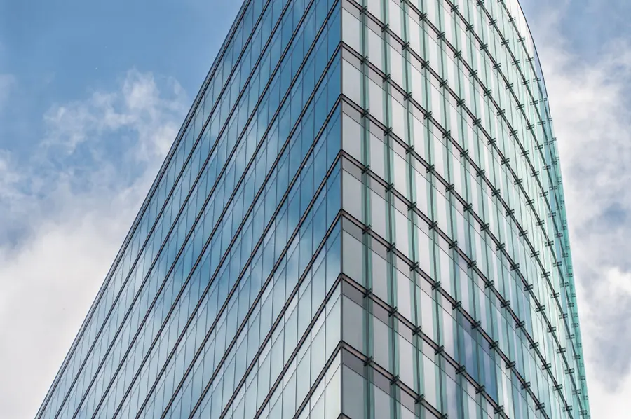 Façade vitrée d’un immeuble de bureaux