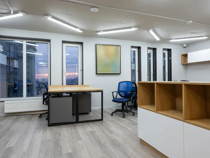 Plateau de bureaux vide et lumineux, tôt le matin