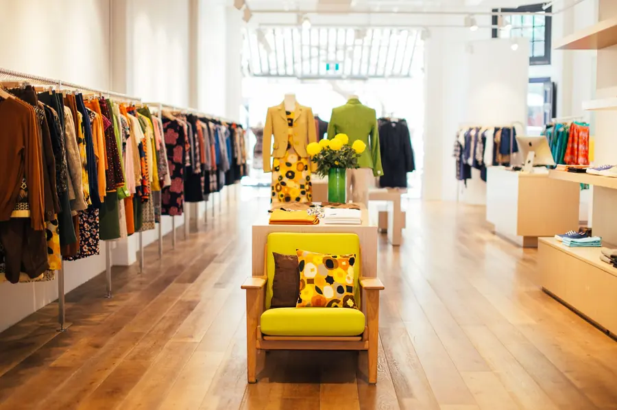 Boutique de mode lumineuse au parquet en bois
