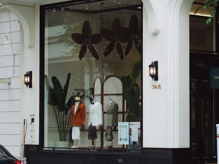 Vitrine d’une boutique de mode dans une rue commerçante