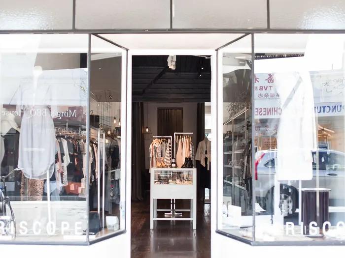 Vitrines d’une boutique de vêtements