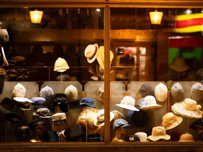Vitrine éclairée d’une chapellerie