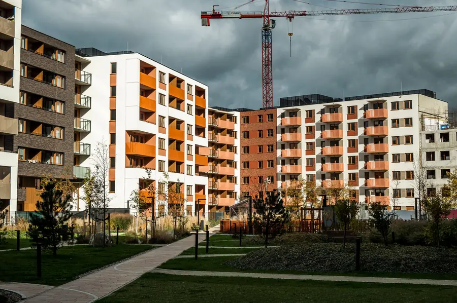 Résidence neuve avec une grue de chantier