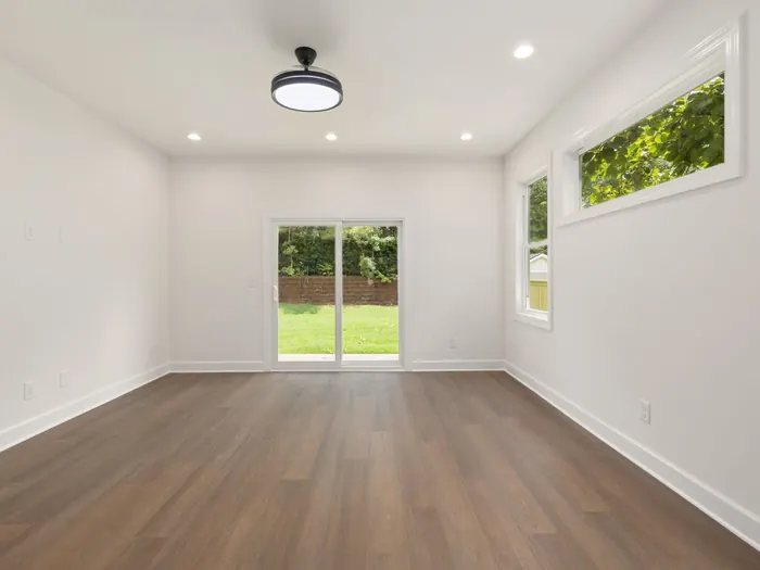 Pièce vide et lumineuse au parquet neuf