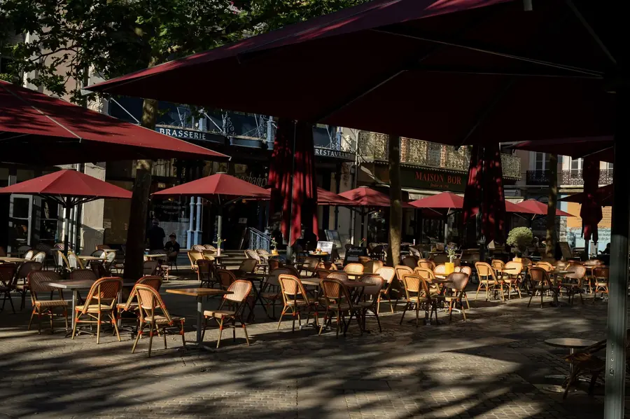 Terrasse de brasserie sous les parasols