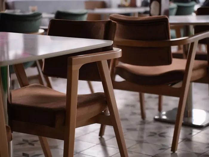 Tables et chaises en bois d’une salle de restaurant