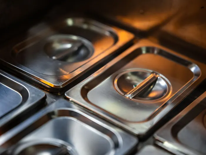 Bacs gastronormes en inox dans une cuisine professionnelle