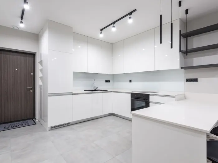 Cuisine blanche moderne dans un appartement vide