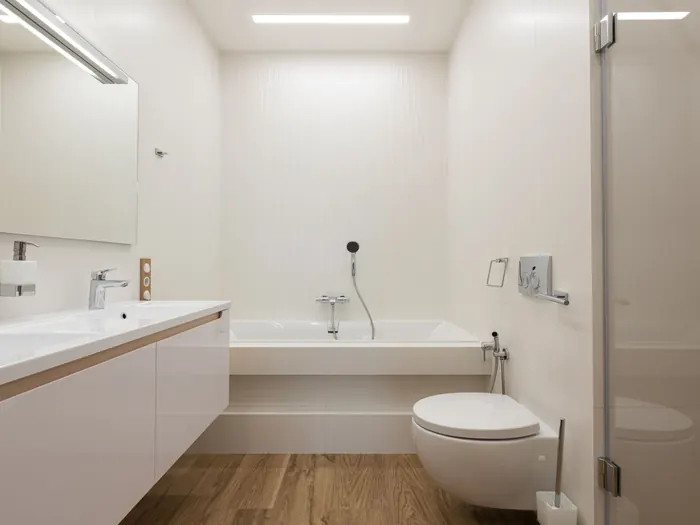 Salle de bain blanche et lumineuse