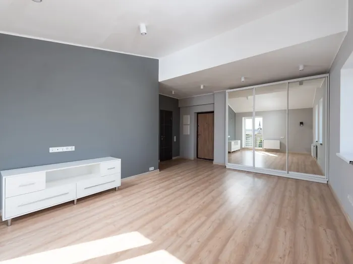 Pièce vide avec parquet clair
