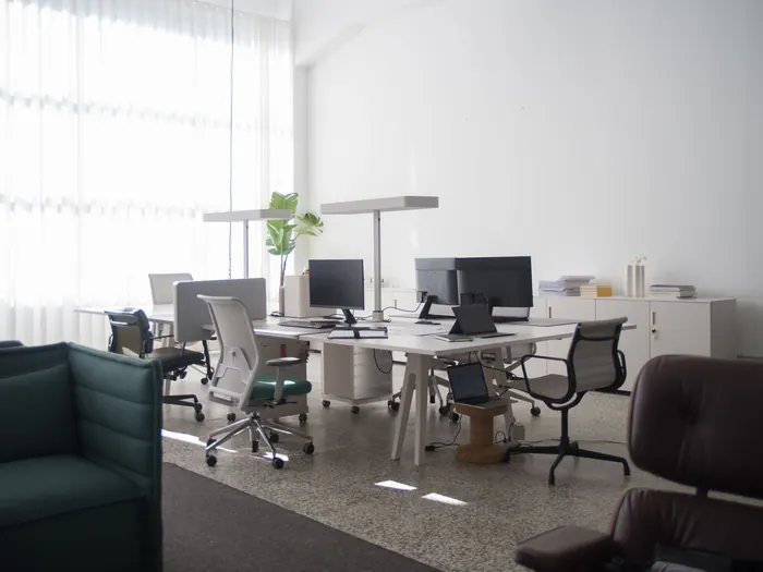 Plateau de bureaux lumineux avec postes de travail